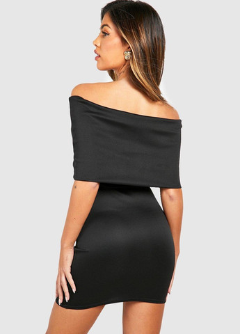 Черное коктейльное платье с открытыми плечами Boohoo однотонное