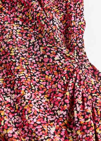 Красное кэжуал платье на запах H&M с цветочным принтом