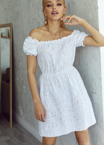 Белое кэжуал платье с открытыми плечами VONAVIN с цветочным принтом