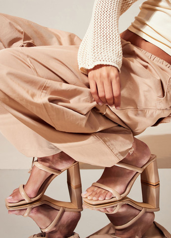 Бежевые шлепанцы Jennyfer