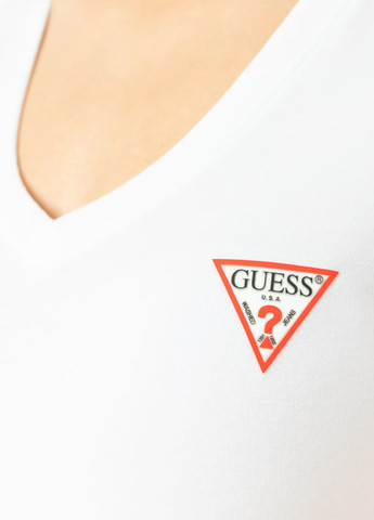 Белая летняя футболка Guess