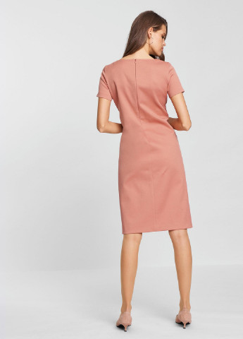Персиковое деловое платье Madeleine однотонное