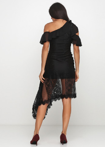 Черное коктейльное платье с открытыми плечами Sassofono