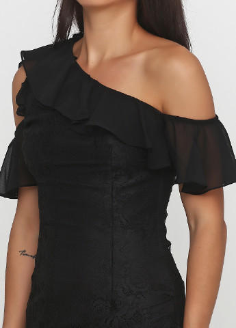 Черное коктейльное платье с открытыми плечами Sassofono