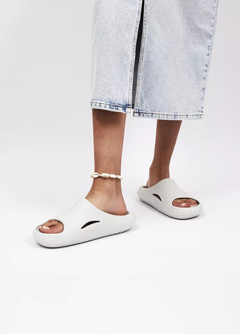 Серые шлепанцы Crocs