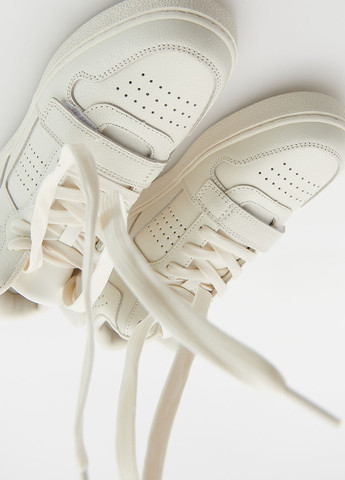 Белые демисезонные кроссовки Reserved