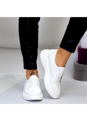 Туфли женские на шнуровке белые из натуральной кожи Melasva на низком каблуке