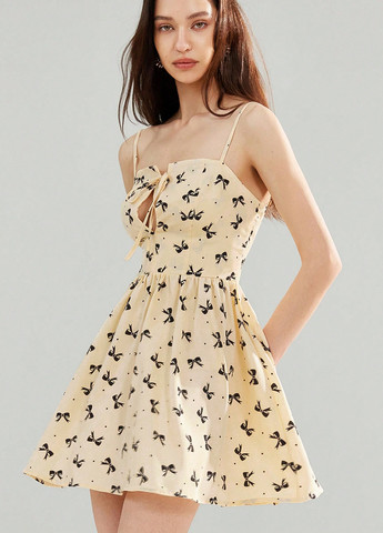 Бежевое кэжуал платье с открытыми плечами SHEIN с рисунком