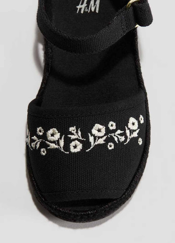 Черные босоножки H&M с вышивкой, на плетеной подошве