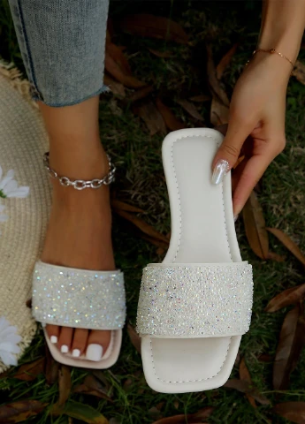 Белые шлепанцы SHEIN со стразами