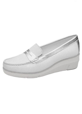 Белые женские туфли - фото