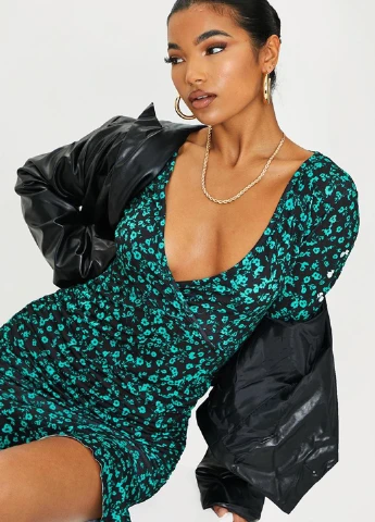 Зелена кежуал cукня на запах PrettyLittleThing з квітковим принтом