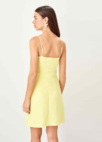 Світло-жовтий кежуал сукня футляр Trendyol однотонна