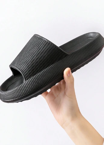 Черные шлепанцы SHEIN с тиснением