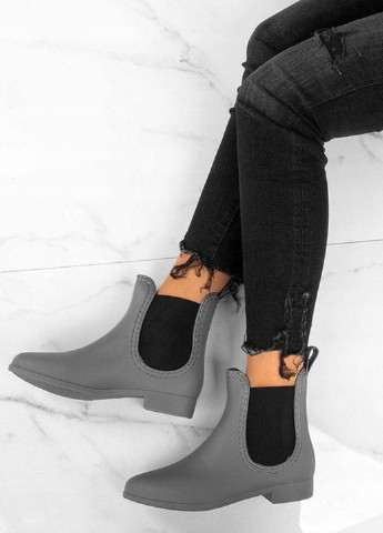 Женские резиновые ботинки серого цвета без застежки на демисезон - фото