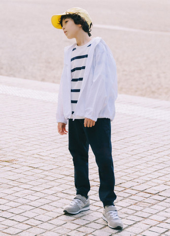 Біла демісезонна вітровка Uniqlo