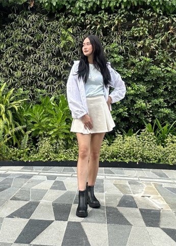 Біла демісезонна вітровка Uniqlo