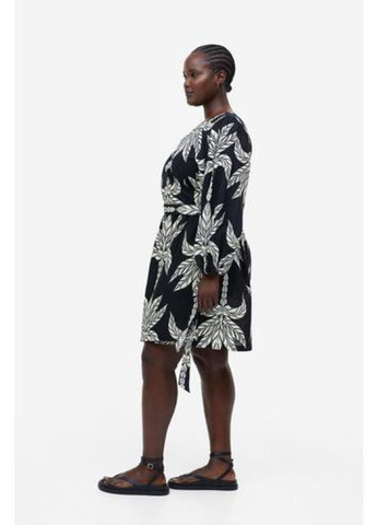 Чорно-білий кежуал сукня на запах H&M з малюнком