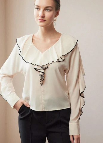 Молочна блуза SHEIN