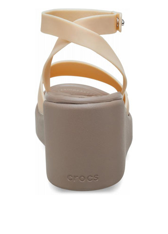 Бежевые босоножки Crocs на кнопках