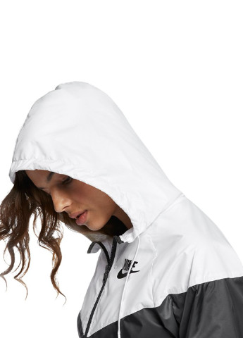 Черно-белая демисезонная куртка Nike