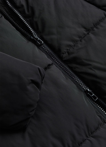 Чорна зимня куртка H&M