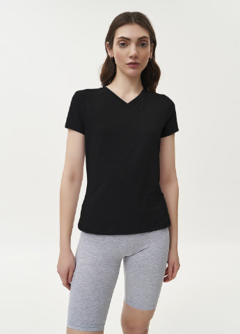 Черная всесезон футболка женская полуприлегающая KASTA design