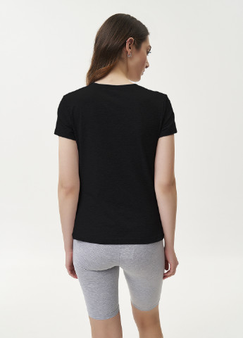 Черная всесезон футболка женская полуприлегающая KASTA design