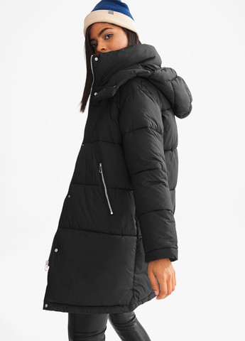 Чорна демісезонна куртка C&A