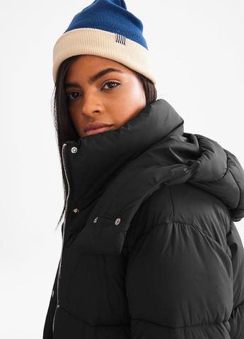 Чорна демісезонна куртка C&A