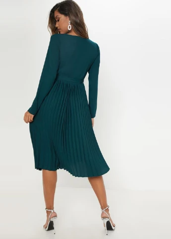 Изумрудное кэжуал платье плиссированное, клеш PrettyLittleThing однотонное