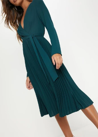 Изумрудное кэжуал платье плиссированное, клеш PrettyLittleThing однотонное