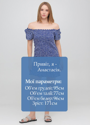 Синее кэжуал платье с открытыми плечами Monki с абстрактным узором