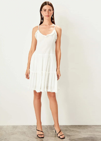 Белое кэжуал платье клеш, с открытой спиной Trendyol однотонное