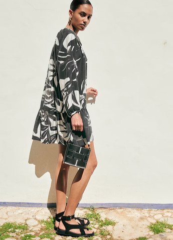 Черно-белое кэжуал платье а-силуэт H&M с цветочным принтом