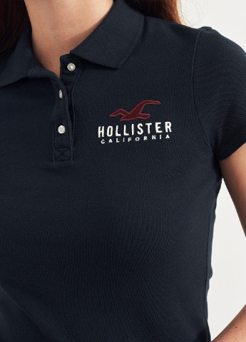 Темно-синяя женская футболка-поло Hollister с надписью