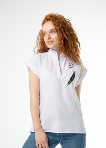 Біла демісезонна зі стильною вишивкою на грудях: "перо та птахи" INNOE Блуза