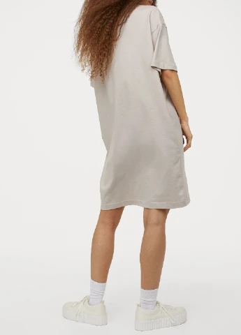 Светло-бежевое платье H&M однотонное