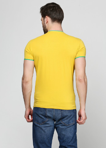 Желтая футболка U-TEX Group