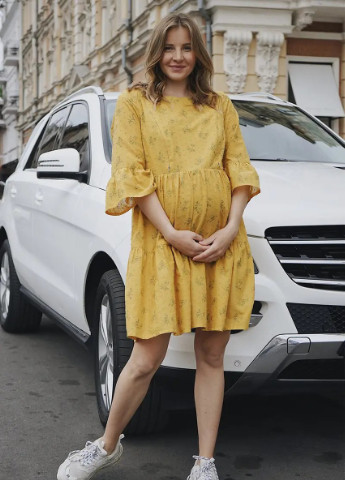 Желтое кэжуал платье для беременных и кормящих мам воздушное с секретом для кормления шафран To Be с цветочным принтом