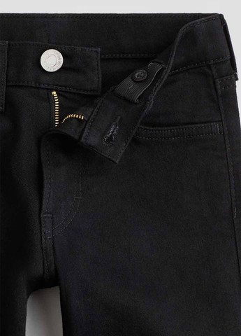 Черные демисезонные зауженные джинсы H&M