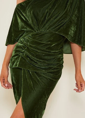 Оливкова коктейльна сукня PrettyLittleThing однотонна