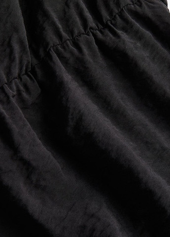 Черное кэжуал платье с открытыми плечами H&M однотонное