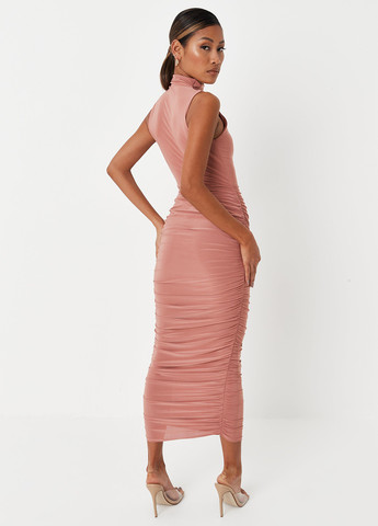 Розовое кэжуал платье с открытыми плечами Missguided однотонное
