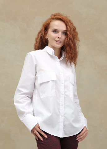 Белая демисезонная классическая белоснежная рубашка прямого кроя с длинным рукавом и широкими манжетами. спереди симметричные карманы с клапанами. INNOE Рубашка