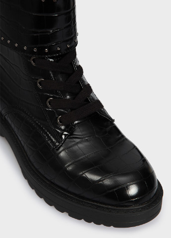 Осенние ботинки Guess с заклепками, с тиснением, со шнуровкой, лаковые из искусственной кожи