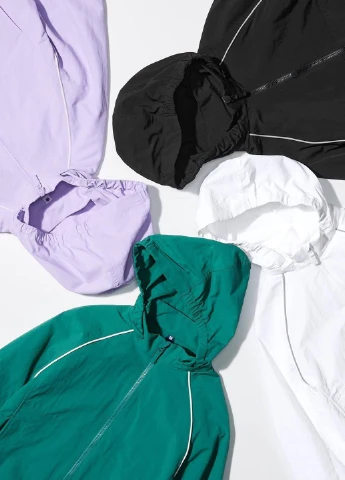 Чорна демісезонна вітровка Uniqlo