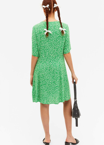Зеленое коктейльное платье рубашка Monki с цветочным принтом