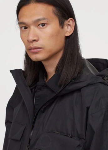 Черная демисезонная куртка H&M