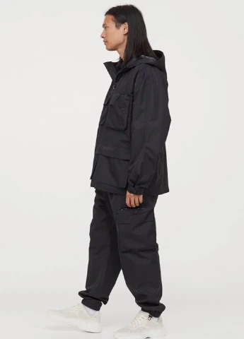 Черная демисезонная куртка H&M